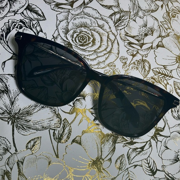 Alexander McQueen sunnies